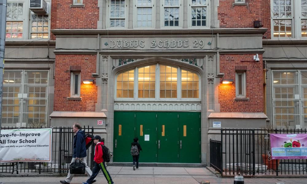 Άνοιγμα σχολείων στη Νέα Υόρκη: Αυστηρά μέτρα για την προστασία των δασκάλων και μαθητών